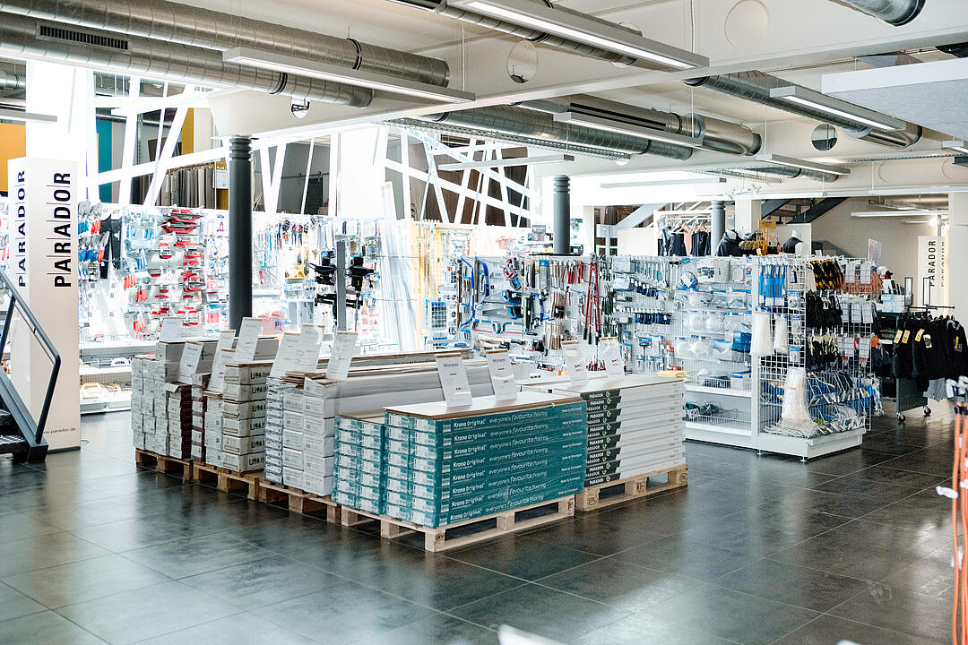Verschiedene Werkzeuge im Baushop von JACOB CEMENT BAUSTOFFE