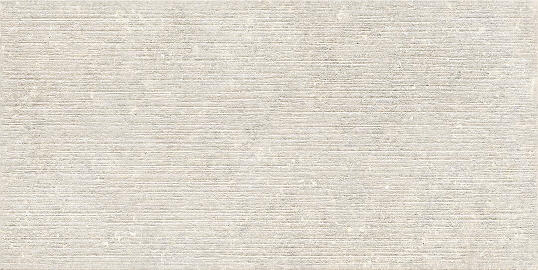 Eine Milano-Fliese im 60x120cm-Format in der Farbe cremeweiß mit dreidimensionalem Querstreifendesign „Stripy“.