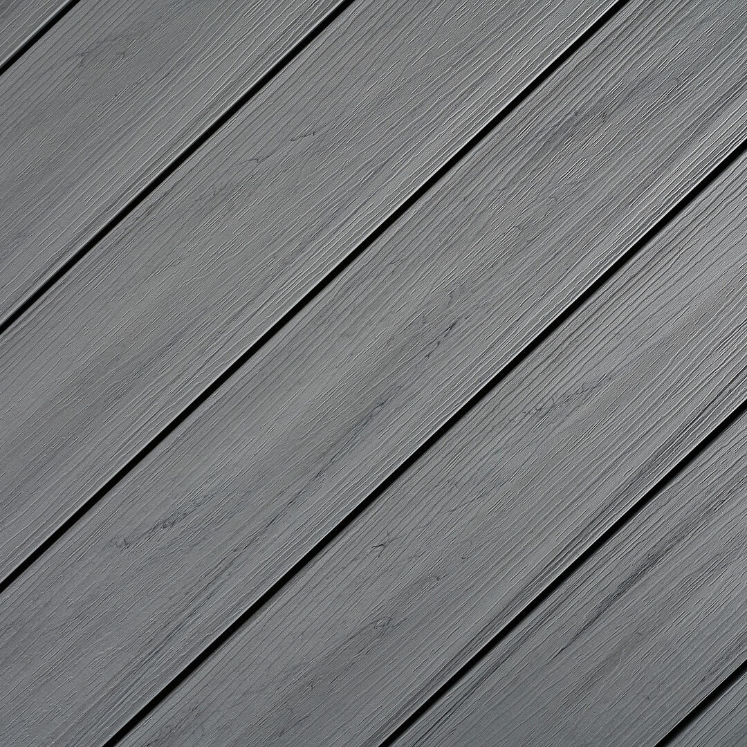 Blick von oben auf eine Dielenfläche im natürlichen Holzlook und der Farbe Perlgrau.