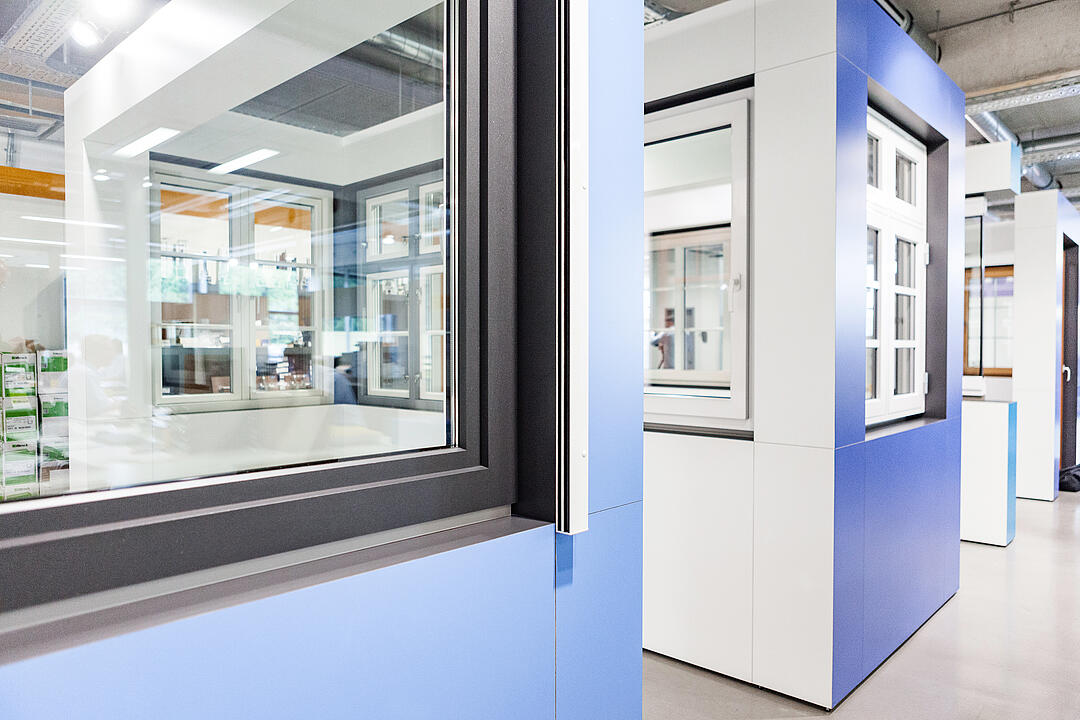 Blick auf beispielhafte Fenster in der Fenster-und-Türen-Ausstellung bei JACOB CEMENT BAUSTOFFE