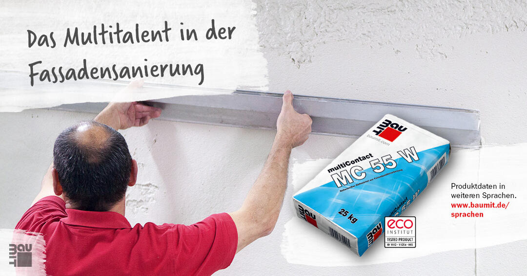 Ein Mann in rotem T-Shirt arbeitet mit dem MC Baumit-Produkt, daneben ist das Produkt als Sackware abgebildet. Oben drüber der Text: „Das Multitalent in der Fassadensanierung“.
