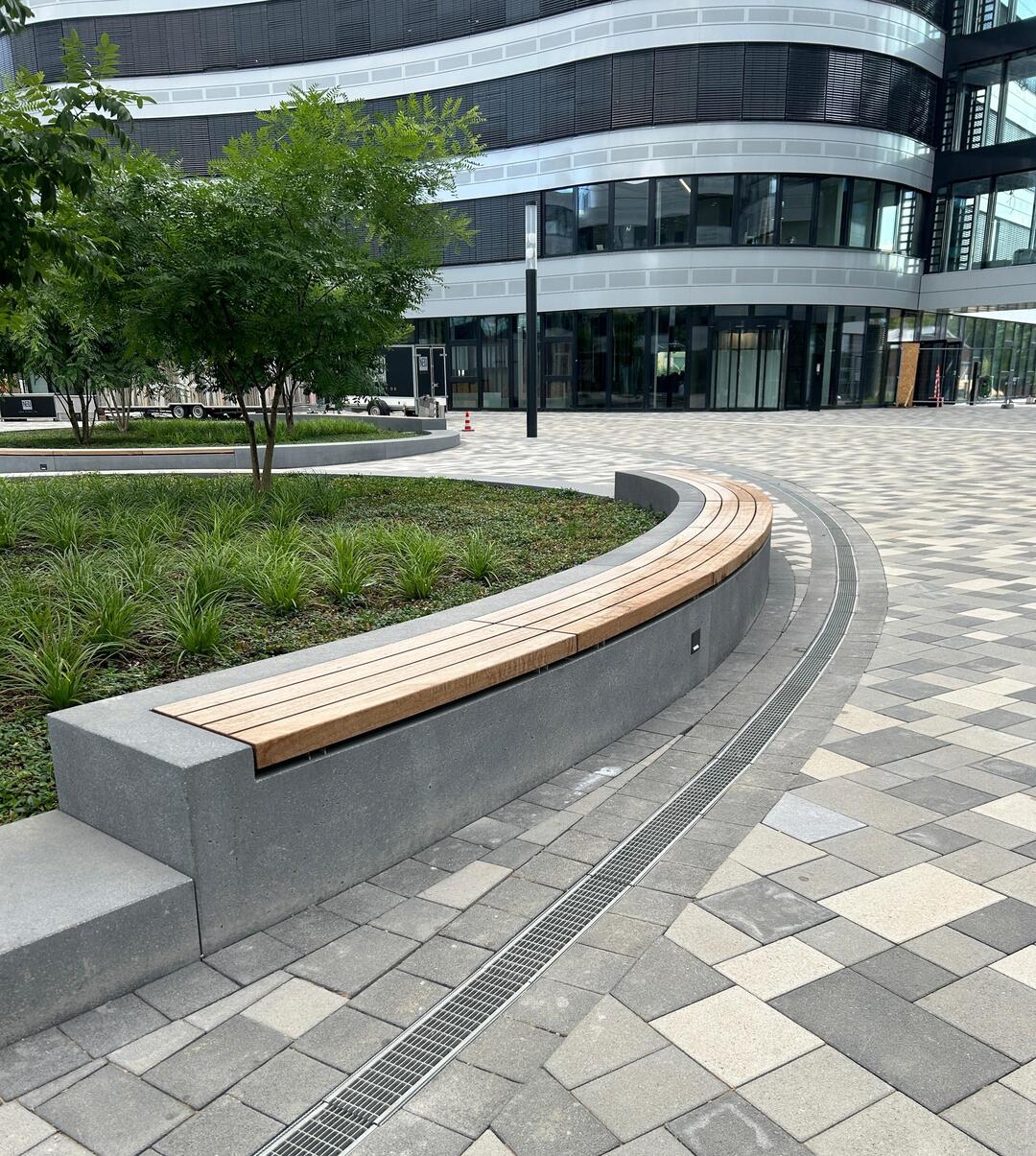 Der Platz vorm SMS-Group-Gebäude in Mönchengladbach, mit einem ACO-Entwässerungssystem.
