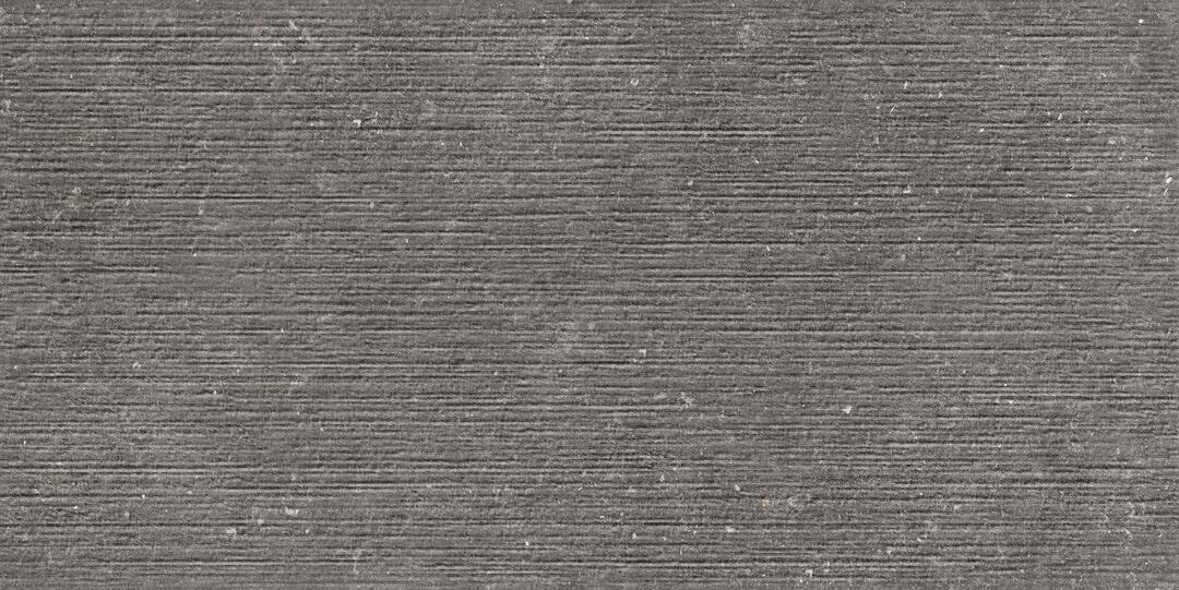 Eine Milano-Fliese im 60x120cm-Format in der Farbe mittelgrau mit dreidimensionalem Querstreifendesign „Stripy“.