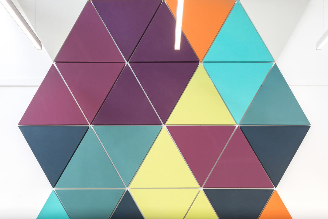 Ein geometrisches, verschiedenfarbiges Muster aus Rockfon-Elementen.