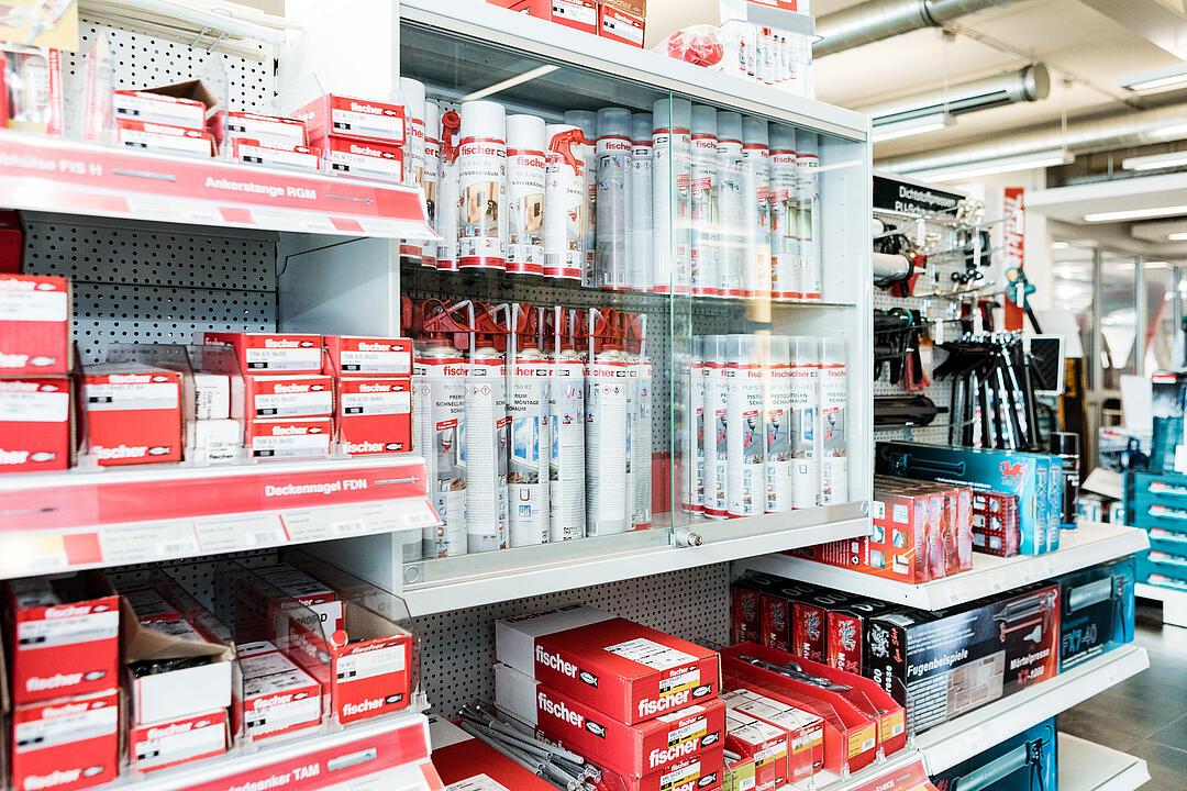 Verschiedene Werkzeuge im Baushop von JACOB CEMENT BAUSTOFFE