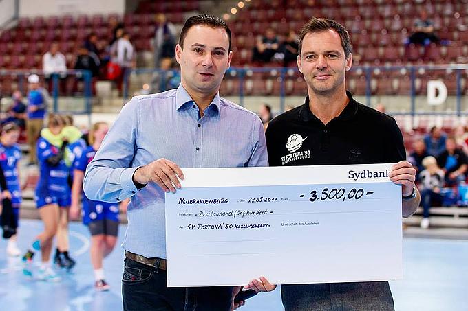 Spende für SV Fortuna ’50 Neubrandenburg Benny Marlow Standortleiter JACOB CEMENT BAUSTOFFE überreicht einen Scheck im Wert von 3.500 € an den Trainer von SV Fortuna ’50 Neubrandenburg