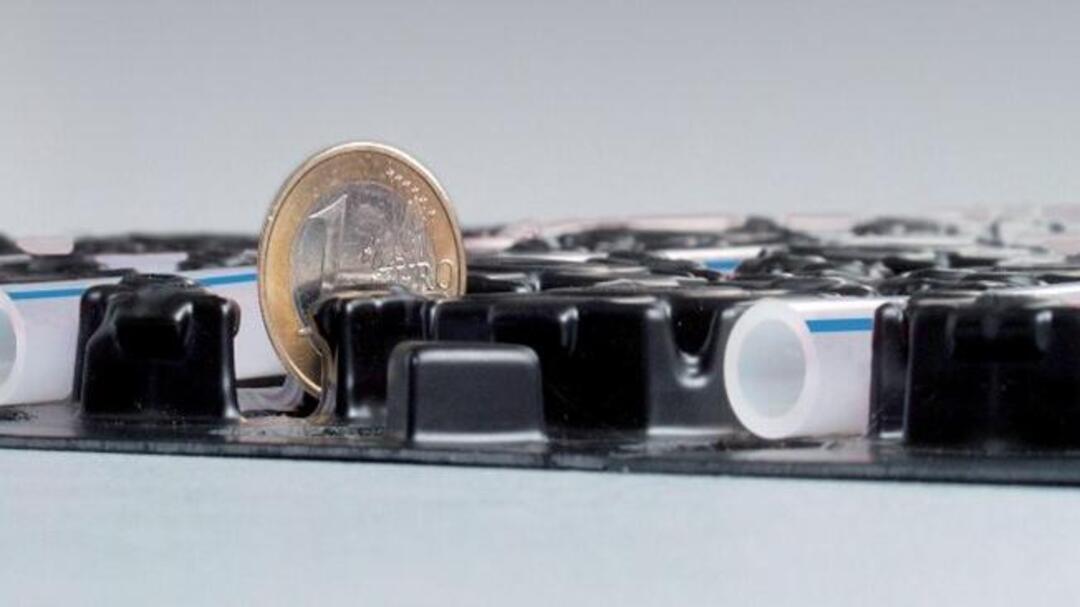 Das Dünnschichtheizsystem Uponor Minitec vor grauem Hintergrund.