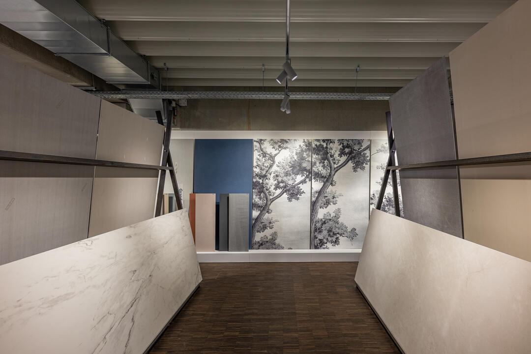Diverse großflächige Fliesen in der Fliesenausstellung von JACOB CEMENT BAUSTOFFE