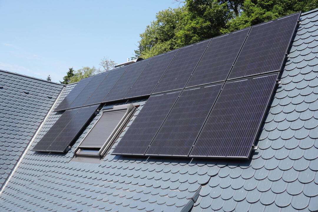 Ein graues Dach mit angebrachten Solarpaneelen.