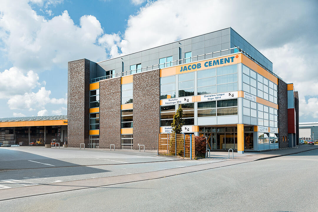 Foto vom Hauptgebäude des JACOB-CEMENT-BAUSTOFFE-Standortes in Flensburg