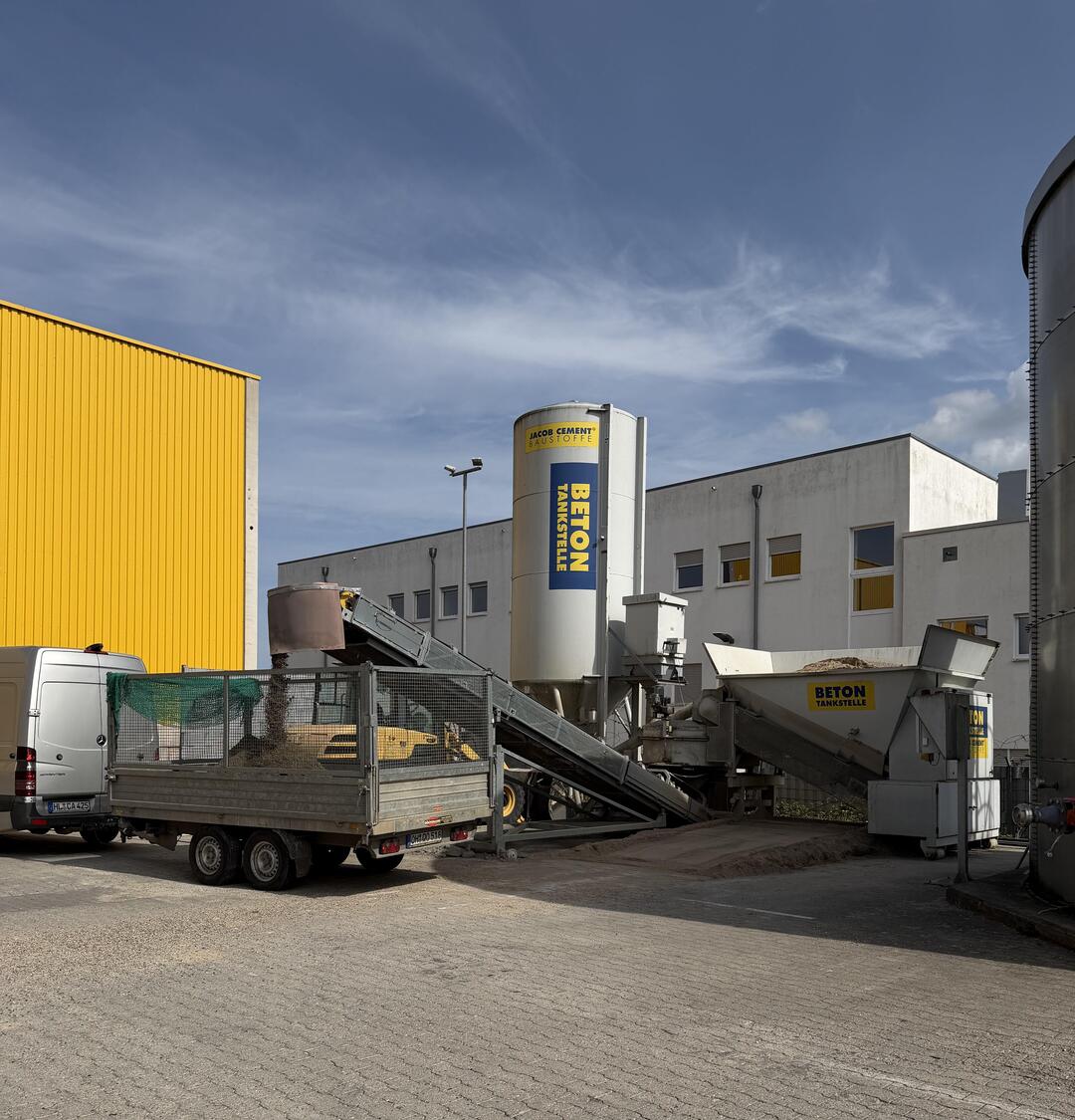 Eine JACOB CEMENT-Betontankstelle unter blauem Himmel.