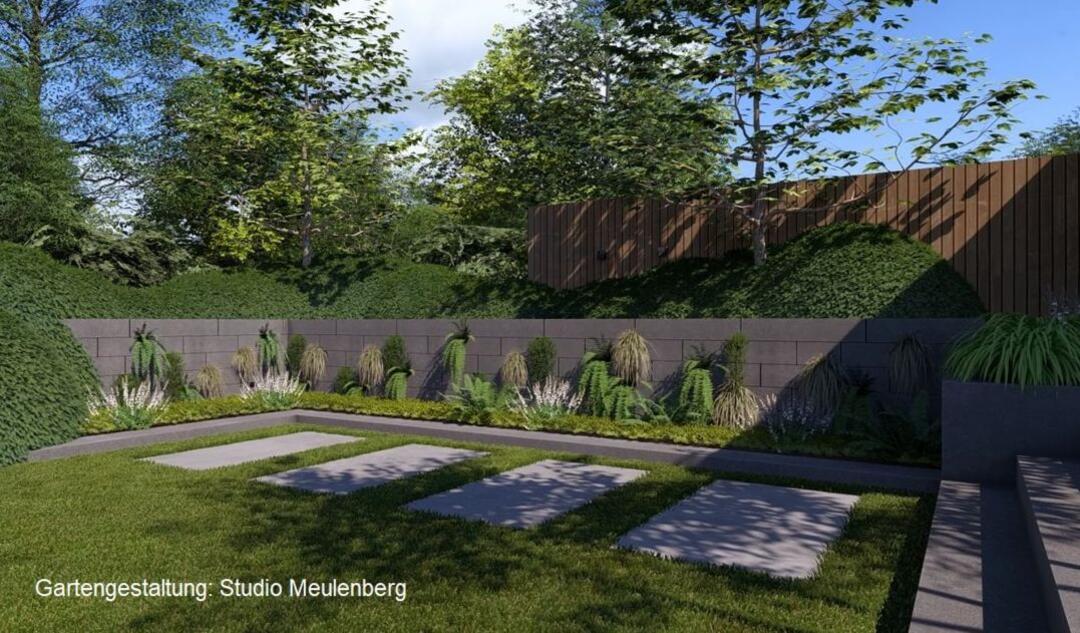 Ein grüner Garten mit grauen Pflasterplatten, umgeben von einer Mauer und blühenden Bäumen. Auf dem Bild steht: Gartengestaltung Studio Meulenberg.