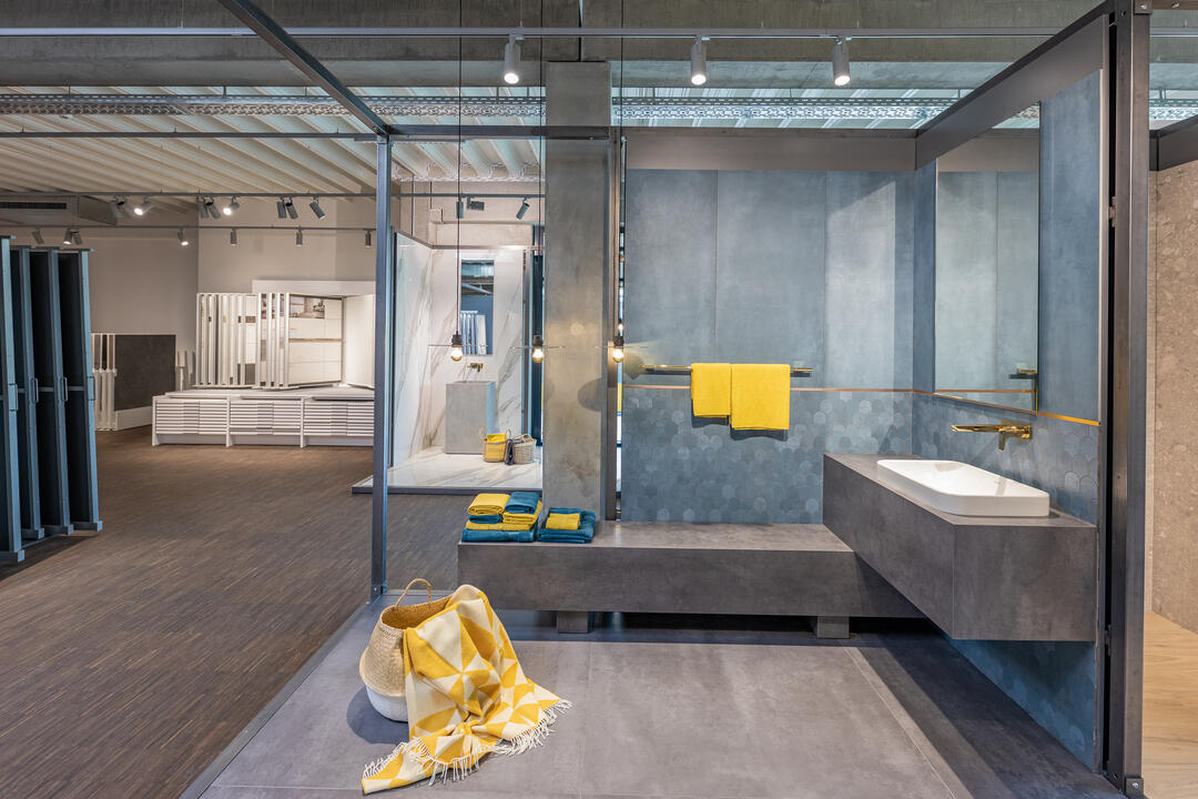 Diverse Fliesen in hellen Farben in der Fliesenausstellung von JACOB CEMENT BAUSTOFFE