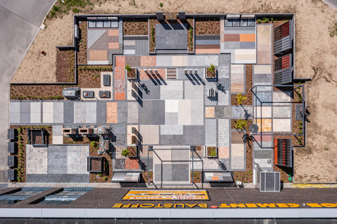 Die JACOB CEMENT-Gartenausstellung, von oben fotografiert, mit ihren verschiedenen Platten und anderen GaLa-Bau-Gestaltungselementen.