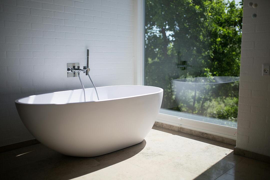 Eine Badewanne in einem stilvoll eingerichteten Badezimmer.