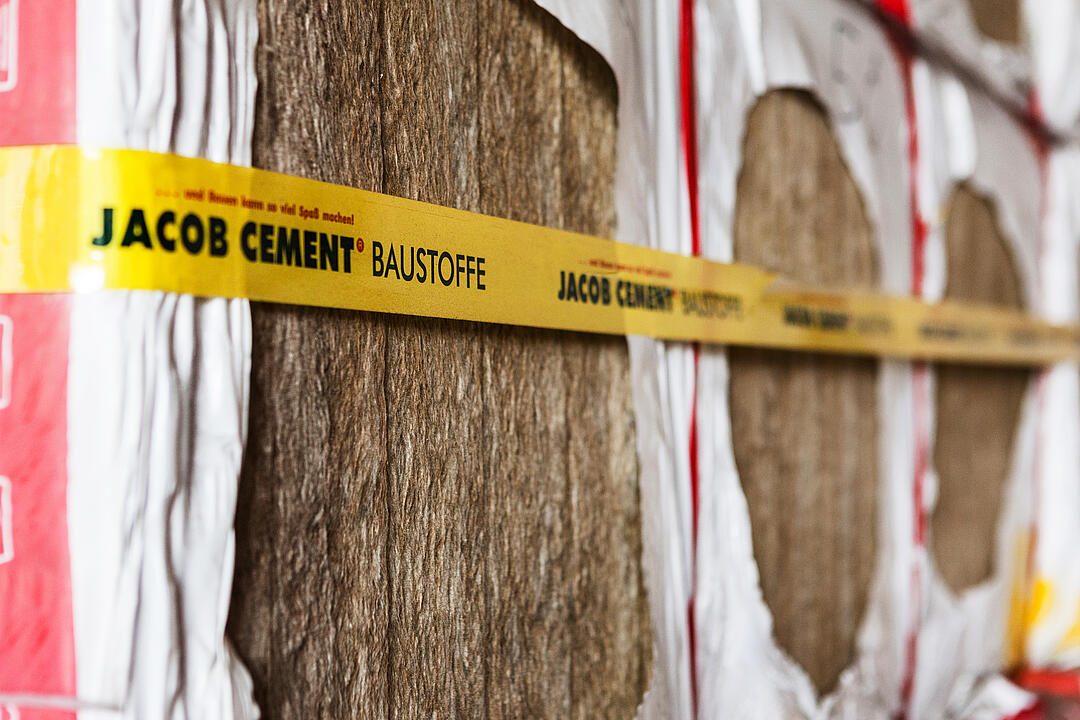 Aufnahme mehrere Pakete ROCKWOOL Steinwolle-Dämmung, die durch ein JACOB-CEMENT-BAUSTOFFE-Band zusammengehalten werden