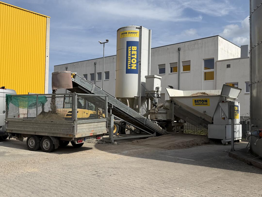 Eine JACOB CEMENT-Betontankstelle unter blauem Himmel.