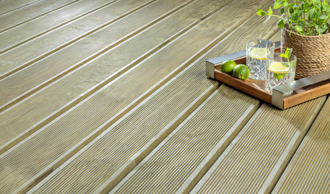 Ambientebild mit Nahaufnahme der Terrassendiele Kiefer und dekorativen Objekten.