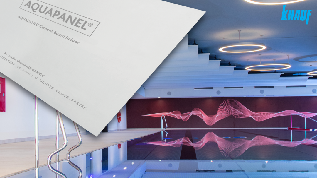 Ein Hallenbad, im Vordergrund ein Dokument.