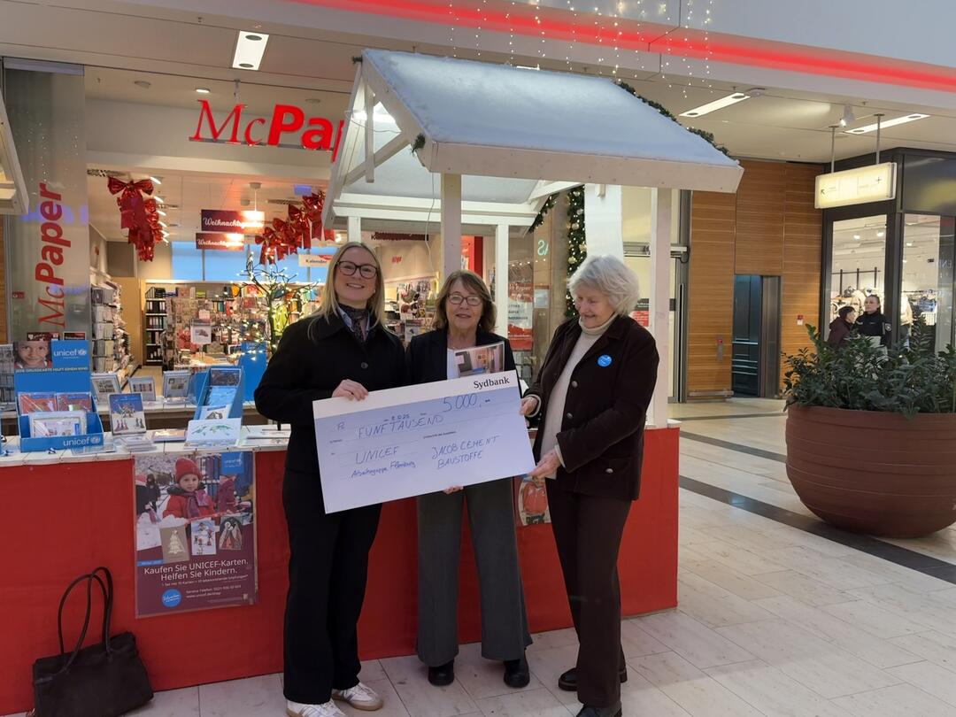 Die Übergabe des 5.000-Euro-Schecks am Grußkartenstand von UNICEF im CITTI-Park Flensburg.