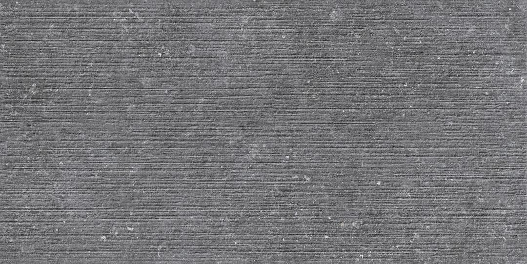 Eine Milano-Fliese im 60x120cm-Format in der Farbe dunkelgrau mit dreidimensionalem Querstreifendesign „Stripy“.