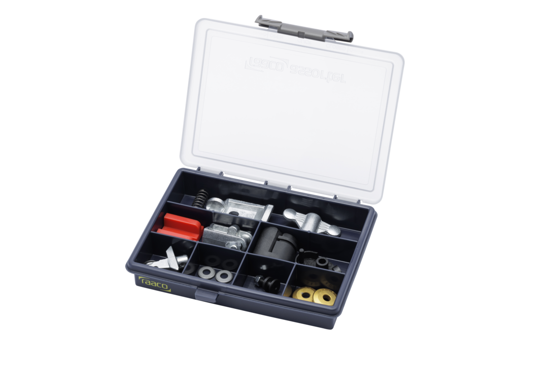 Aufgeklappte Zubehörbox zur Topline Pro-Fliesenschneidemaschine mit verschiedenen Teilen.