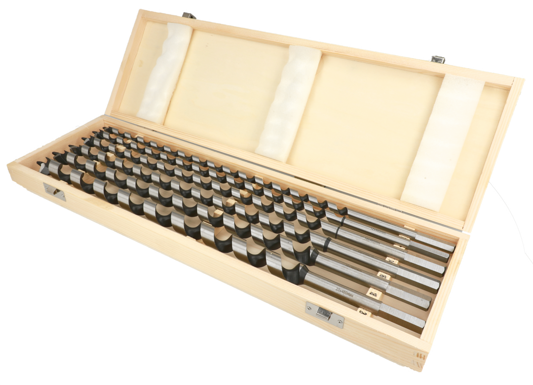 Freigestelltes Heller-Produkt, das Forstnerbohrer Eco-Bits-Set in einer geöffneten Holzschatulle. Die Bits sehen hochwertig aus.