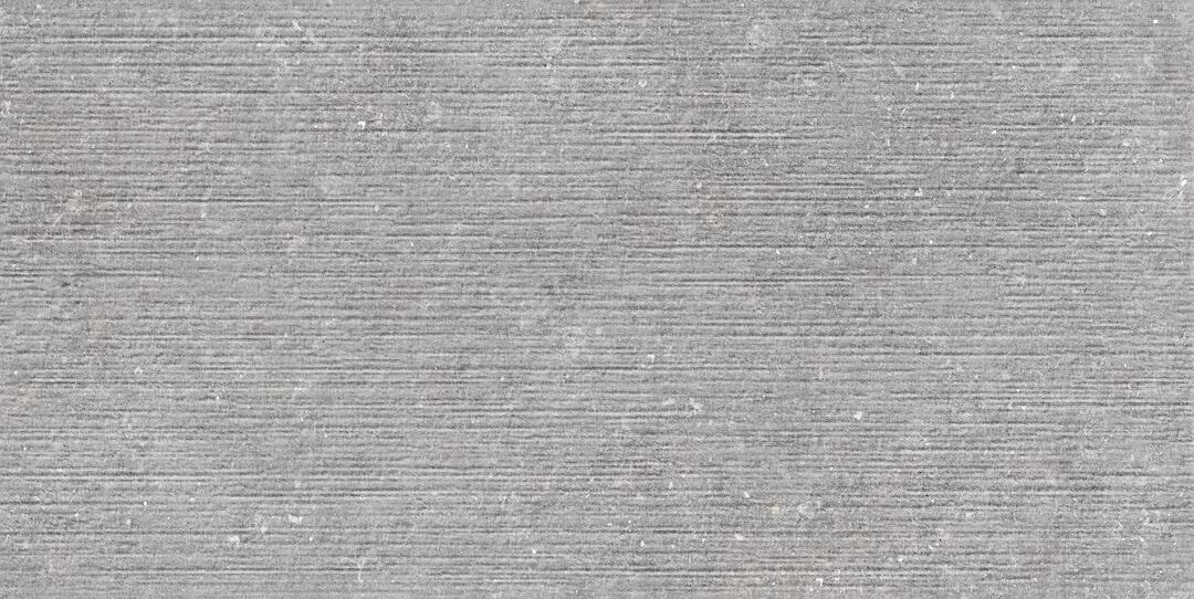 Eine Milano-Fliese im 60x120cm-Format in der Farbe hellgrau mit dreidimensionalem Querstreifendesign „Stripy“.