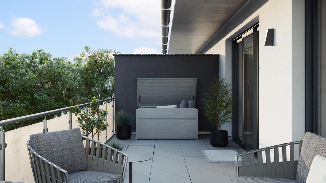 Ein modern-cleaner Balkon vor blauem Himmel, an der Rückwand steht eine Gerätebox von Hörmann.
