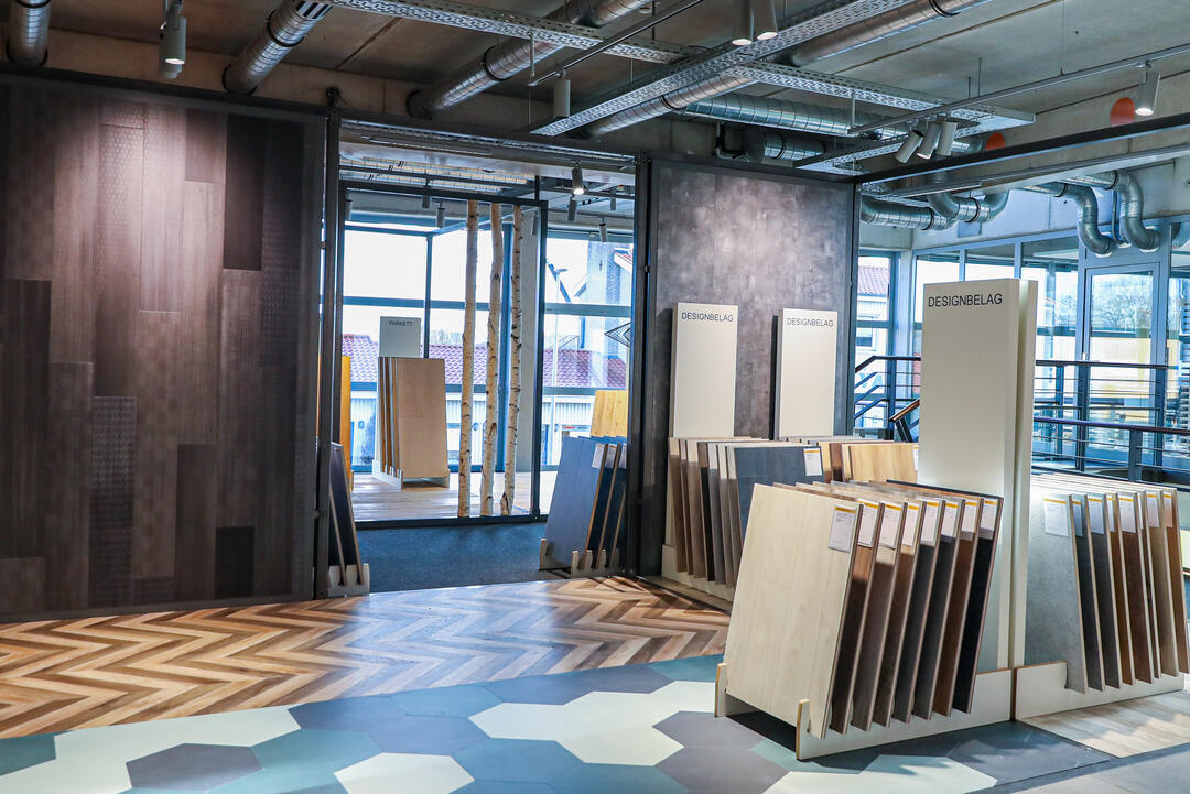 Verschiedene Bodenbeläge aus Holz in der Ausstellung bei JACOB CEMENT BAUSTOFFE