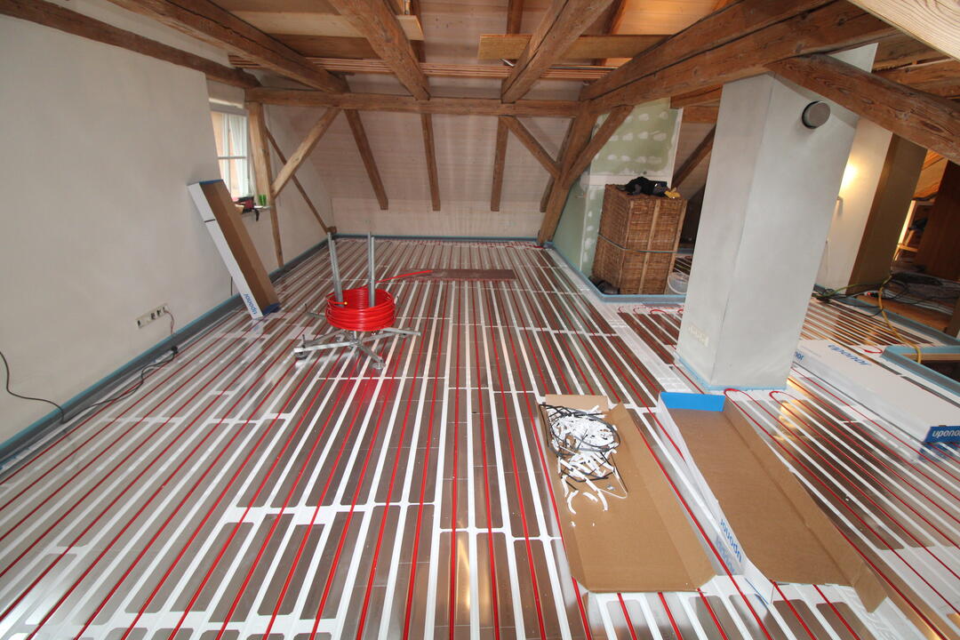 Das Uponor-Leitblech-System, fertig vorbereitet in einem Innenraum, in der Übersicht.