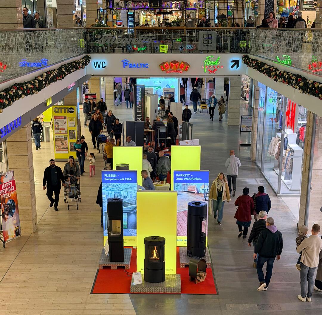 Blick von oben auf den JACOB CEMENT-Stand auf der Bauenergie-Messe 2025 im CITTI-Park Lübeck. Menschen schlendern daran vorbei.