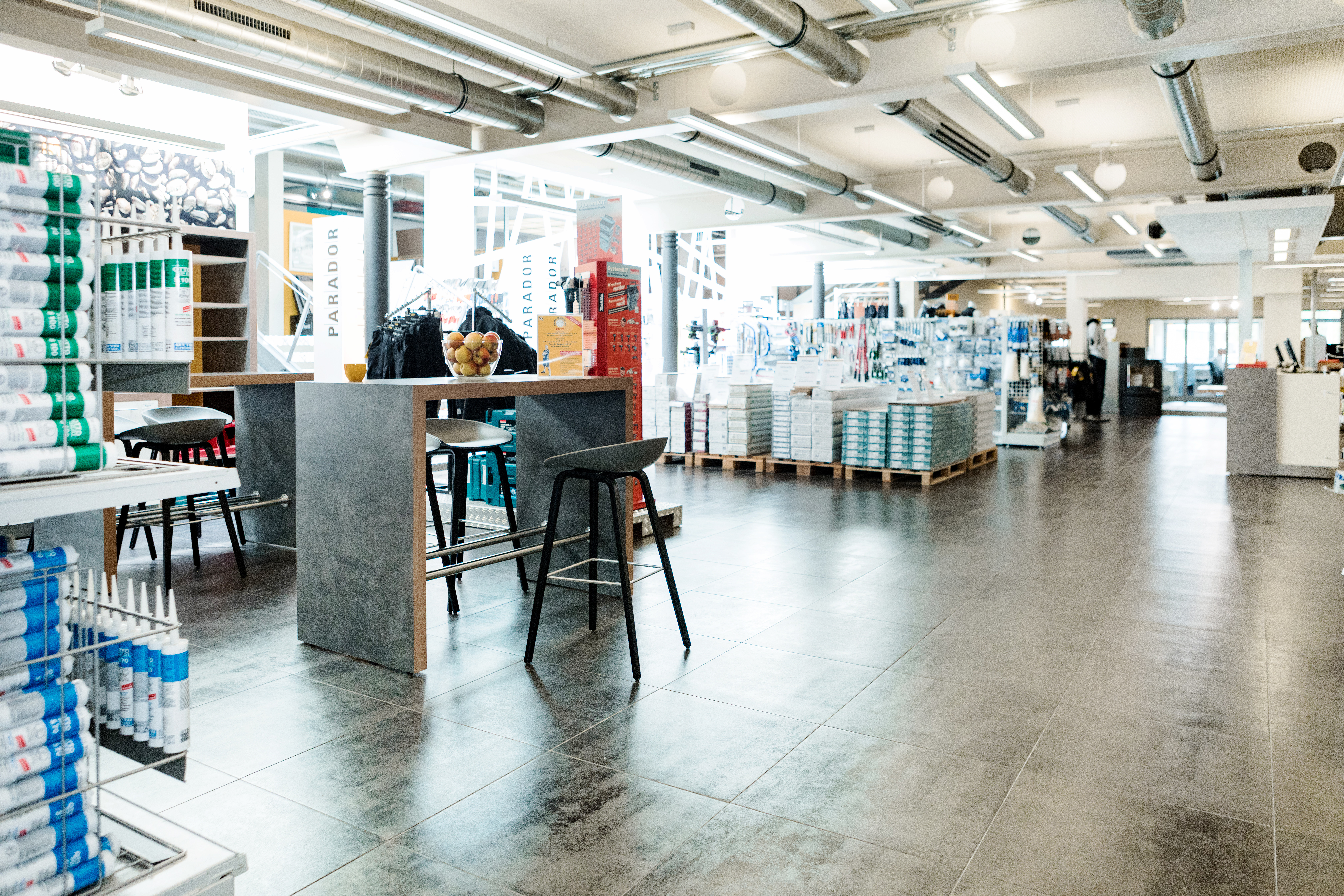 Verschiedene Werkzeuge im Baushop von JACOB CEMENT BAUSTOFFE
